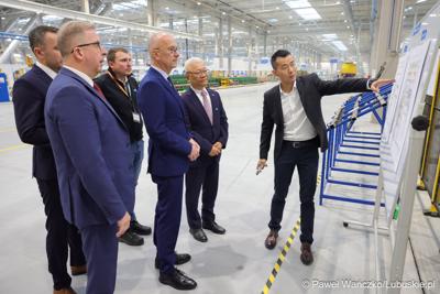 Marszałek Wojeództwa Lubuskiego Marcin Jabłoński odwiedził siedzibę firmy Minth w Wiechlicach koło Szprotawy