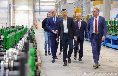 Marszałek Wojeództwa Lubuskiego Marcin Jabłoński odwiedził siedzibę firmy Minth w Wiechlicach koło Szprotawy