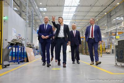 Marszałek Wojeództwa Lubuskiego Marcin Jabłoński odwiedził siedzibę firmy Minth w Wiechlicach koło Szprotawy