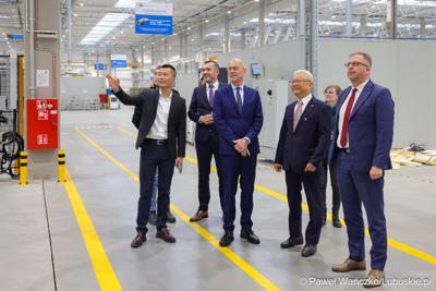 Marszałek Wojeództwa Lubuskiego Marcin Jabłoński odwiedził siedzibę firmy Minth w Wiechlicach koło Szprotawy