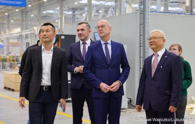 Marszałek Wojeództwa Lubuskiego Marcin Jabłoński odwiedził siedzibę firmy Minth w Wiechlicach koło Szprotawy