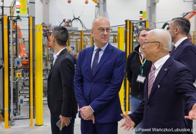 Marszałek Wojeództwa Lubuskiego Marcin Jabłoński odwiedził siedzibę firmy Minth w Wiechlicach koło Szprotawy