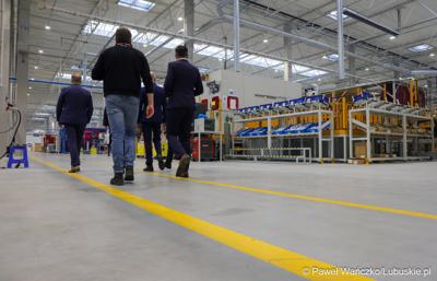 Marszałek Wojeództwa Lubuskiego Marcin Jabłoński odwiedził siedzibę firmy Minth w Wiechlicach koło Szprotawy