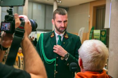 W Sali Kolumnowej Urzędu Marszałkowskiego Województwa Lubuskiego w Zielonej Górze zebrali się miłośnicy lokalnych smaków oraz eksperci kulinarni, aby wspólnie odkrywać, jak tradycje lasu mogą inspirować zdrową i pełnowartościową kuchnią. Spotkanie w ramach Łowieckich Spotkań było okazją do degustacji i rozmów o korzyściach płynących z kuchni tworzonej z natury regionu. Seminarium "Dobrodziejstwa kuchni myśliwskiej" ukazuje wyjątkowe spotkanie, które odbyło się z okazji Europejskiego Dnia Zdrowego Jedzenia i Gotowania.