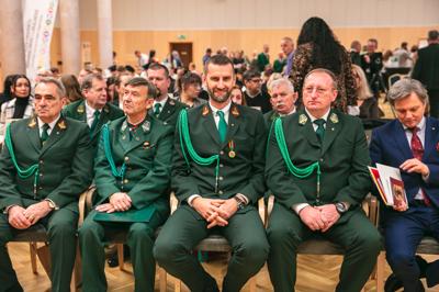 W Sali Kolumnowej Urzędu Marszałkowskiego Województwa Lubuskiego w Zielonej Górze zebrali się miłośnicy lokalnych smaków oraz eksperci kulinarni, aby wspólnie odkrywać, jak tradycje lasu mogą inspirować zdrową i pełnowartościową kuchnią. Spotkanie w ramach Łowieckich Spotkań było okazją do degustacji i rozmów o korzyściach płynących z kuchni tworzonej z natury regionu. Seminarium "Dobrodziejstwa kuchni myśliwskiej" ukazuje wyjątkowe spotkanie, które odbyło się z okazji Europejskiego Dnia Zdrowego Jedzenia i Gotowania.