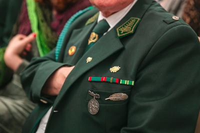 W Sali Kolumnowej Urzędu Marszałkowskiego Województwa Lubuskiego w Zielonej Górze zebrali się miłośnicy lokalnych smaków oraz eksperci kulinarni, aby wspólnie odkrywać, jak tradycje lasu mogą inspirować zdrową i pełnowartościową kuchnią. Spotkanie w ramach Łowieckich Spotkań było okazją do degustacji i rozmów o korzyściach płynących z kuchni tworzonej z natury regionu. Seminarium "Dobrodziejstwa kuchni myśliwskiej" ukazuje wyjątkowe spotkanie, które odbyło się z okazji Europejskiego Dnia Zdrowego Jedzenia i Gotowania.