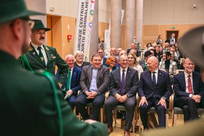 W Sali Kolumnowej Urzędu Marszałkowskiego Województwa Lubuskiego w Zielonej Górze zebrali się miłośnicy lokalnych smaków oraz eksperci kulinarni, aby wspólnie odkrywać, jak tradycje lasu mogą inspirować zdrową i pełnowartościową kuchnią. Spotkanie w ramach Łowieckich Spotkań było okazją do degustacji i rozmów o korzyściach płynących z kuchni tworzonej z natury regionu. Seminarium "Dobrodziejstwa kuchni myśliwskiej" ukazuje wyjątkowe spotkanie, które odbyło się z okazji Europejskiego Dnia Zdrowego Jedzenia i Gotowania.