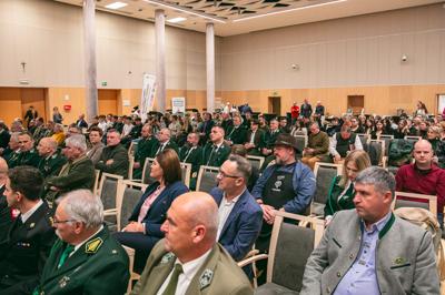W Sali Kolumnowej Urzędu Marszałkowskiego Województwa Lubuskiego w Zielonej Górze zebrali się miłośnicy lokalnych smaków oraz eksperci kulinarni, aby wspólnie odkrywać, jak tradycje lasu mogą inspirować zdrową i pełnowartościową kuchnią. Spotkanie w ramach Łowieckich Spotkań było okazją do degustacji i rozmów o korzyściach płynących z kuchni tworzonej z natury regionu. Seminarium "Dobrodziejstwa kuchni myśliwskiej" ukazuje wyjątkowe spotkanie, które odbyło się z okazji Europejskiego Dnia Zdrowego Jedzenia i Gotowania.