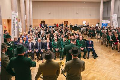 W Sali Kolumnowej Urzędu Marszałkowskiego Województwa Lubuskiego w Zielonej Górze zebrali się miłośnicy lokalnych smaków oraz eksperci kulinarni, aby wspólnie odkrywać, jak tradycje lasu mogą inspirować zdrową i pełnowartościową kuchnią. Spotkanie w ramach Łowieckich Spotkań było okazją do degustacji i rozmów o korzyściach płynących z kuchni tworzonej z natury regionu. Seminarium "Dobrodziejstwa kuchni myśliwskiej" ukazuje wyjątkowe spotkanie, które odbyło się z okazji Europejskiego Dnia Zdrowego Jedzenia i Gotowania.