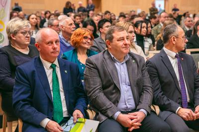 W Sali Kolumnowej Urzędu Marszałkowskiego Województwa Lubuskiego w Zielonej Górze zebrali się miłośnicy lokalnych smaków oraz eksperci kulinarni, aby wspólnie odkrywać, jak tradycje lasu mogą inspirować zdrową i pełnowartościową kuchnią. Spotkanie w ramach Łowieckich Spotkań było okazją do degustacji i rozmów o korzyściach płynących z kuchni tworzonej z natury regionu. Seminarium "Dobrodziejstwa kuchni myśliwskiej" ukazuje wyjątkowe spotkanie, które odbyło się z okazji Europejskiego Dnia Zdrowego Jedzenia i Gotowania.