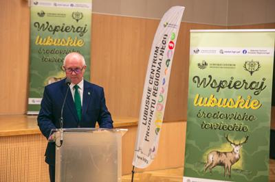 W Sali Kolumnowej Urzędu Marszałkowskiego Województwa Lubuskiego w Zielonej Górze zebrali się miłośnicy lokalnych smaków oraz eksperci kulinarni, aby wspólnie odkrywać, jak tradycje lasu mogą inspirować zdrową i pełnowartościową kuchnią. Spotkanie w ramach Łowieckich Spotkań było okazją do degustacji i rozmów o korzyściach płynących z kuchni tworzonej z natury regionu. Seminarium "Dobrodziejstwa kuchni myśliwskiej" ukazuje wyjątkowe spotkanie, które odbyło się z okazji Europejskiego Dnia Zdrowego Jedzenia i Gotowania.