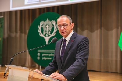 W Sali Kolumnowej Urzędu Marszałkowskiego Województwa Lubuskiego w Zielonej Górze zebrali się miłośnicy lokalnych smaków oraz eksperci kulinarni, aby wspólnie odkrywać, jak tradycje lasu mogą inspirować zdrową i pełnowartościową kuchnią. Spotkanie w ramach Łowieckich Spotkań było okazją do degustacji i rozmów o korzyściach płynących z kuchni tworzonej z natury regionu. Seminarium "Dobrodziejstwa kuchni myśliwskiej" ukazuje wyjątkowe spotkanie, które odbyło się z okazji Europejskiego Dnia Zdrowego Jedzenia i Gotowania.