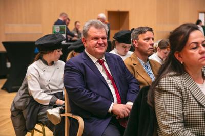 W Sali Kolumnowej Urzędu Marszałkowskiego Województwa Lubuskiego w Zielonej Górze zebrali się miłośnicy lokalnych smaków oraz eksperci kulinarni, aby wspólnie odkrywać, jak tradycje lasu mogą inspirować zdrową i pełnowartościową kuchnią. Spotkanie w ramach Łowieckich Spotkań było okazją do degustacji i rozmów o korzyściach płynących z kuchni tworzonej z natury regionu. Seminarium "Dobrodziejstwa kuchni myśliwskiej" ukazuje wyjątkowe spotkanie, które odbyło się z okazji Europejskiego Dnia Zdrowego Jedzenia i Gotowania.