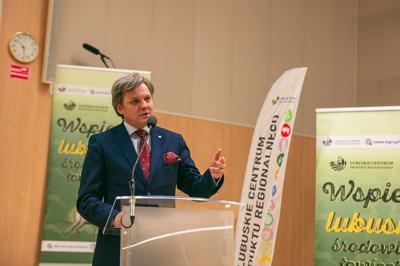 W Sali Kolumnowej Urzędu Marszałkowskiego Województwa Lubuskiego w Zielonej Górze zebrali się miłośnicy lokalnych smaków oraz eksperci kulinarni, aby wspólnie odkrywać, jak tradycje lasu mogą inspirować zdrową i pełnowartościową kuchnią. Spotkanie w ramach Łowieckich Spotkań było okazją do degustacji i rozmów o korzyściach płynących z kuchni tworzonej z natury regionu. Seminarium "Dobrodziejstwa kuchni myśliwskiej" ukazuje wyjątkowe spotkanie, które odbyło się z okazji Europejskiego Dnia Zdrowego Jedzenia i Gotowania.