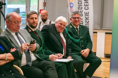 W Sali Kolumnowej Urzędu Marszałkowskiego Województwa Lubuskiego w Zielonej Górze zebrali się miłośnicy lokalnych smaków oraz eksperci kulinarni, aby wspólnie odkrywać, jak tradycje lasu mogą inspirować zdrową i pełnowartościową kuchnią. Spotkanie w ramach Łowieckich Spotkań było okazją do degustacji i rozmów o korzyściach płynących z kuchni tworzonej z natury regionu. Seminarium "Dobrodziejstwa kuchni myśliwskiej" ukazuje wyjątkowe spotkanie, które odbyło się z okazji Europejskiego Dnia Zdrowego Jedzenia i Gotowania.