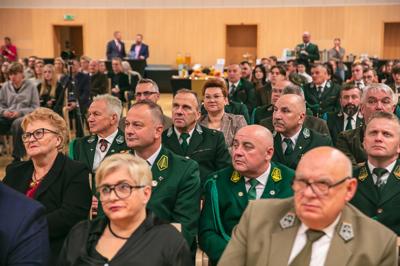 W Sali Kolumnowej Urzędu Marszałkowskiego Województwa Lubuskiego w Zielonej Górze zebrali się miłośnicy lokalnych smaków oraz eksperci kulinarni, aby wspólnie odkrywać, jak tradycje lasu mogą inspirować zdrową i pełnowartościową kuchnią. Spotkanie w ramach Łowieckich Spotkań było okazją do degustacji i rozmów o korzyściach płynących z kuchni tworzonej z natury regionu. Seminarium "Dobrodziejstwa kuchni myśliwskiej" ukazuje wyjątkowe spotkanie, które odbyło się z okazji Europejskiego Dnia Zdrowego Jedzenia i Gotowania.