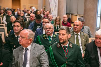 W Sali Kolumnowej Urzędu Marszałkowskiego Województwa Lubuskiego w Zielonej Górze zebrali się miłośnicy lokalnych smaków oraz eksperci kulinarni, aby wspólnie odkrywać, jak tradycje lasu mogą inspirować zdrową i pełnowartościową kuchnią. Spotkanie w ramach Łowieckich Spotkań było okazją do degustacji i rozmów o korzyściach płynących z kuchni tworzonej z natury regionu. Seminarium "Dobrodziejstwa kuchni myśliwskiej" ukazuje wyjątkowe spotkanie, które odbyło się z okazji Europejskiego Dnia Zdrowego Jedzenia i Gotowania.