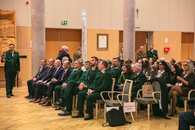 W Sali Kolumnowej Urzędu Marszałkowskiego Województwa Lubuskiego w Zielonej Górze zebrali się miłośnicy lokalnych smaków oraz eksperci kulinarni, aby wspólnie odkrywać, jak tradycje lasu mogą inspirować zdrową i pełnowartościową kuchnią. Spotkanie w ramach Łowieckich Spotkań było okazją do degustacji i rozmów o korzyściach płynących z kuchni tworzonej z natury regionu. Seminarium "Dobrodziejstwa kuchni myśliwskiej" ukazuje wyjątkowe spotkanie, które odbyło się z okazji Europejskiego Dnia Zdrowego Jedzenia i Gotowania.
