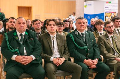 W Sali Kolumnowej Urzędu Marszałkowskiego Województwa Lubuskiego w Zielonej Górze zebrali się miłośnicy lokalnych smaków oraz eksperci kulinarni, aby wspólnie odkrywać, jak tradycje lasu mogą inspirować zdrową i pełnowartościową kuchnią. Spotkanie w ramach Łowieckich Spotkań było okazją do degustacji i rozmów o korzyściach płynących z kuchni tworzonej z natury regionu. Seminarium "Dobrodziejstwa kuchni myśliwskiej" ukazuje wyjątkowe spotkanie, które odbyło się z okazji Europejskiego Dnia Zdrowego Jedzenia i Gotowania.
