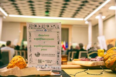 W Sali Kolumnowej Urzędu Marszałkowskiego Województwa Lubuskiego w Zielonej Górze zebrali się miłośnicy lokalnych smaków oraz eksperci kulinarni, aby wspólnie odkrywać, jak tradycje lasu mogą inspirować zdrową i pełnowartościową kuchnią. Spotkanie w ramach Łowieckich Spotkań było okazją do degustacji i rozmów o korzyściach płynących z kuchni tworzonej z natury regionu. Seminarium "Dobrodziejstwa kuchni myśliwskiej" ukazuje wyjątkowe spotkanie, które odbyło się z okazji Europejskiego Dnia Zdrowego Jedzenia i Gotowania.