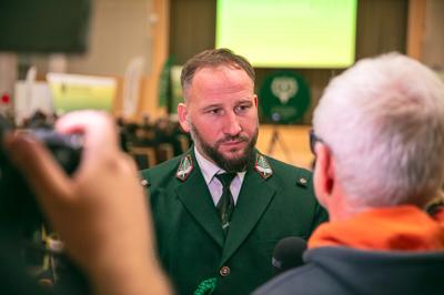 W Sali Kolumnowej Urzędu Marszałkowskiego Województwa Lubuskiego w Zielonej Górze zebrali się miłośnicy lokalnych smaków oraz eksperci kulinarni, aby wspólnie odkrywać, jak tradycje lasu mogą inspirować zdrową i pełnowartościową kuchnią. Spotkanie w ramach Łowieckich Spotkań było okazją do degustacji i rozmów o korzyściach płynących z kuchni tworzonej z natury regionu. Seminarium "Dobrodziejstwa kuchni myśliwskiej" ukazuje wyjątkowe spotkanie, które odbyło się z okazji Europejskiego Dnia Zdrowego Jedzenia i Gotowania.