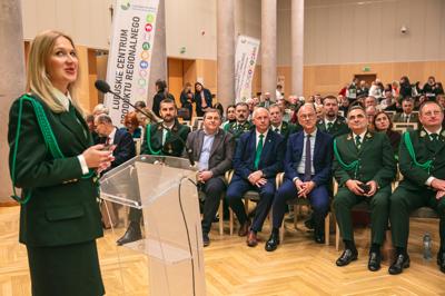W Sali Kolumnowej Urzędu Marszałkowskiego Województwa Lubuskiego w Zielonej Górze zebrali się miłośnicy lokalnych smaków oraz eksperci kulinarni, aby wspólnie odkrywać, jak tradycje lasu mogą inspirować zdrową i pełnowartościową kuchnią. Spotkanie w ramach Łowieckich Spotkań było okazją do degustacji i rozmów o korzyściach płynących z kuchni tworzonej z natury regionu. Seminarium "Dobrodziejstwa kuchni myśliwskiej" ukazuje wyjątkowe spotkanie, które odbyło się z okazji Europejskiego Dnia Zdrowego Jedzenia i Gotowania.