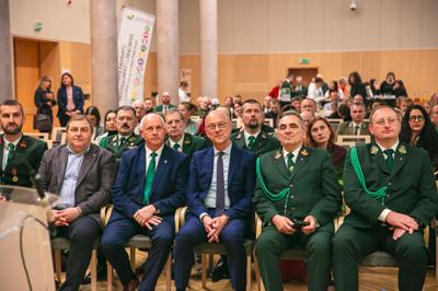 W Sali Kolumnowej Urzędu Marszałkowskiego Województwa Lubuskiego w Zielonej Górze zebrali się miłośnicy lokalnych smaków oraz eksperci kulinarni, aby wspólnie odkrywać, jak tradycje lasu mogą inspirować zdrową i pełnowartościową kuchnią. Spotkanie w ramach Łowieckich Spotkań było okazją do degustacji i rozmów o korzyściach płynących z kuchni tworzonej z natury regionu. Seminarium "Dobrodziejstwa kuchni myśliwskiej" ukazuje wyjątkowe spotkanie, które odbyło się z okazji Europejskiego Dnia Zdrowego Jedzenia i Gotowania.