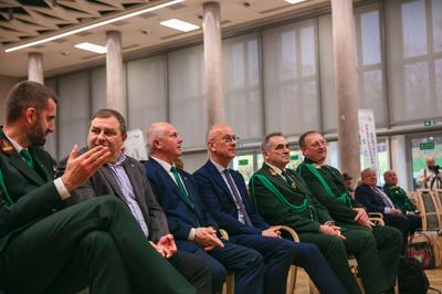 W Sali Kolumnowej Urzędu Marszałkowskiego Województwa Lubuskiego w Zielonej Górze zebrali się miłośnicy lokalnych smaków oraz eksperci kulinarni, aby wspólnie odkrywać, jak tradycje lasu mogą inspirować zdrową i pełnowartościową kuchnią. Spotkanie w ramach Łowieckich Spotkań było okazją do degustacji i rozmów o korzyściach płynących z kuchni tworzonej z natury regionu. Seminarium "Dobrodziejstwa kuchni myśliwskiej" ukazuje wyjątkowe spotkanie, które odbyło się z okazji Europejskiego Dnia Zdrowego Jedzenia i Gotowania.