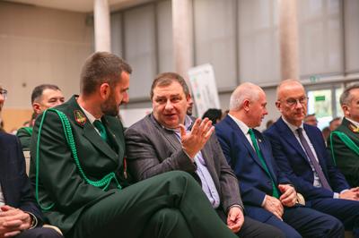 W Sali Kolumnowej Urzędu Marszałkowskiego Województwa Lubuskiego w Zielonej Górze zebrali się miłośnicy lokalnych smaków oraz eksperci kulinarni, aby wspólnie odkrywać, jak tradycje lasu mogą inspirować zdrową i pełnowartościową kuchnią. Spotkanie w ramach Łowieckich Spotkań było okazją do degustacji i rozmów o korzyściach płynących z kuchni tworzonej z natury regionu. Seminarium "Dobrodziejstwa kuchni myśliwskiej" ukazuje wyjątkowe spotkanie, które odbyło się z okazji Europejskiego Dnia Zdrowego Jedzenia i Gotowania.