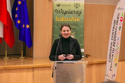 W Sali Kolumnowej Urzędu Marszałkowskiego Województwa Lubuskiego w Zielonej Górze zebrali się miłośnicy lokalnych smaków oraz eksperci kulinarni, aby wspólnie odkrywać, jak tradycje lasu mogą inspirować zdrową i pełnowartościową kuchnią. Spotkanie w ramach Łowieckich Spotkań było okazją do degustacji i rozmów o korzyściach płynących z kuchni tworzonej z natury regionu. Seminarium "Dobrodziejstwa kuchni myśliwskiej" ukazuje wyjątkowe spotkanie, które odbyło się z okazji Europejskiego Dnia Zdrowego Jedzenia i Gotowania.