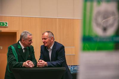 W Sali Kolumnowej Urzędu Marszałkowskiego Województwa Lubuskiego w Zielonej Górze zebrali się miłośnicy lokalnych smaków oraz eksperci kulinarni, aby wspólnie odkrywać, jak tradycje lasu mogą inspirować zdrową i pełnowartościową kuchnią. Spotkanie w ramach Łowieckich Spotkań było okazją do degustacji i rozmów o korzyściach płynących z kuchni tworzonej z natury regionu. Seminarium "Dobrodziejstwa kuchni myśliwskiej" ukazuje wyjątkowe spotkanie, które odbyło się z okazji Europejskiego Dnia Zdrowego Jedzenia i Gotowania.