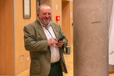 W Sali Kolumnowej Urzędu Marszałkowskiego Województwa Lubuskiego w Zielonej Górze zebrali się miłośnicy lokalnych smaków oraz eksperci kulinarni, aby wspólnie odkrywać, jak tradycje lasu mogą inspirować zdrową i pełnowartościową kuchnią. Spotkanie w ramach Łowieckich Spotkań było okazją do degustacji i rozmów o korzyściach płynących z kuchni tworzonej z natury regionu. Seminarium "Dobrodziejstwa kuchni myśliwskiej" ukazuje wyjątkowe spotkanie, które odbyło się z okazji Europejskiego Dnia Zdrowego Jedzenia i Gotowania.