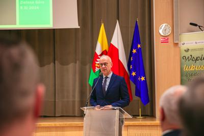 W Sali Kolumnowej Urzędu Marszałkowskiego Województwa Lubuskiego w Zielonej Górze zebrali się miłośnicy lokalnych smaków oraz eksperci kulinarni, aby wspólnie odkrywać, jak tradycje lasu mogą inspirować zdrową i pełnowartościową kuchnią. Spotkanie w ramach Łowieckich Spotkań było okazją do degustacji i rozmów o korzyściach płynących z kuchni tworzonej z natury regionu. Seminarium "Dobrodziejstwa kuchni myśliwskiej" ukazuje wyjątkowe spotkanie, które odbyło się z okazji Europejskiego Dnia Zdrowego Jedzenia i Gotowania.