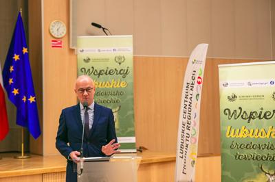 W Sali Kolumnowej Urzędu Marszałkowskiego Województwa Lubuskiego w Zielonej Górze zebrali się miłośnicy lokalnych smaków oraz eksperci kulinarni, aby wspólnie odkrywać, jak tradycje lasu mogą inspirować zdrową i pełnowartościową kuchnią. Spotkanie w ramach Łowieckich Spotkań było okazją do degustacji i rozmów o korzyściach płynących z kuchni tworzonej z natury regionu. Seminarium "Dobrodziejstwa kuchni myśliwskiej" ukazuje wyjątkowe spotkanie, które odbyło się z okazji Europejskiego Dnia Zdrowego Jedzenia i Gotowania.
