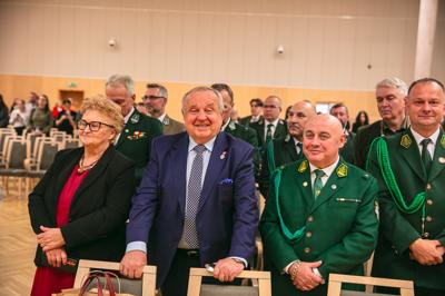 W Sali Kolumnowej Urzędu Marszałkowskiego Województwa Lubuskiego w Zielonej Górze zebrali się miłośnicy lokalnych smaków oraz eksperci kulinarni, aby wspólnie odkrywać, jak tradycje lasu mogą inspirować zdrową i pełnowartościową kuchnią. Spotkanie w ramach Łowieckich Spotkań było okazją do degustacji i rozmów o korzyściach płynących z kuchni tworzonej z natury regionu. Seminarium "Dobrodziejstwa kuchni myśliwskiej" ukazuje wyjątkowe spotkanie, które odbyło się z okazji Europejskiego Dnia Zdrowego Jedzenia i Gotowania.