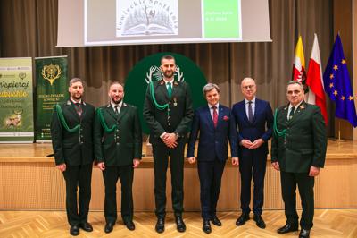 W Sali Kolumnowej Urzędu Marszałkowskiego Województwa Lubuskiego w Zielonej Górze zebrali się miłośnicy lokalnych smaków oraz eksperci kulinarni, aby wspólnie odkrywać, jak tradycje lasu mogą inspirować zdrową i pełnowartościową kuchnią. Spotkanie w ramach Łowieckich Spotkań było okazją do degustacji i rozmów o korzyściach płynących z kuchni tworzonej z natury regionu. Seminarium "Dobrodziejstwa kuchni myśliwskiej" ukazuje wyjątkowe spotkanie, które odbyło się z okazji Europejskiego Dnia Zdrowego Jedzenia i Gotowania.