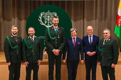 W Sali Kolumnowej Urzędu Marszałkowskiego Województwa Lubuskiego w Zielonej Górze zebrali się miłośnicy lokalnych smaków oraz eksperci kulinarni, aby wspólnie odkrywać, jak tradycje lasu mogą inspirować zdrową i pełnowartościową kuchnią. Spotkanie w ramach Łowieckich Spotkań było okazją do degustacji i rozmów o korzyściach płynących z kuchni tworzonej z natury regionu. Seminarium "Dobrodziejstwa kuchni myśliwskiej" ukazuje wyjątkowe spotkanie, które odbyło się z okazji Europejskiego Dnia Zdrowego Jedzenia i Gotowania.