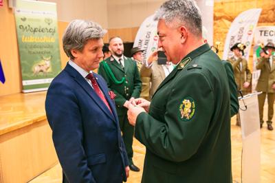 W Sali Kolumnowej Urzędu Marszałkowskiego Województwa Lubuskiego w Zielonej Górze zebrali się miłośnicy lokalnych smaków oraz eksperci kulinarni, aby wspólnie odkrywać, jak tradycje lasu mogą inspirować zdrową i pełnowartościową kuchnią. Spotkanie w ramach Łowieckich Spotkań było okazją do degustacji i rozmów o korzyściach płynących z kuchni tworzonej z natury regionu. Seminarium "Dobrodziejstwa kuchni myśliwskiej" ukazuje wyjątkowe spotkanie, które odbyło się z okazji Europejskiego Dnia Zdrowego Jedzenia i Gotowania.