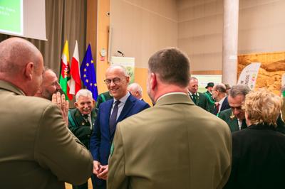 W Sali Kolumnowej Urzędu Marszałkowskiego Województwa Lubuskiego w Zielonej Górze zebrali się miłośnicy lokalnych smaków oraz eksperci kulinarni, aby wspólnie odkrywać, jak tradycje lasu mogą inspirować zdrową i pełnowartościową kuchnią. Spotkanie w ramach Łowieckich Spotkań było okazją do degustacji i rozmów o korzyściach płynących z kuchni tworzonej z natury regionu. Seminarium "Dobrodziejstwa kuchni myśliwskiej" ukazuje wyjątkowe spotkanie, które odbyło się z okazji Europejskiego Dnia Zdrowego Jedzenia i Gotowania.