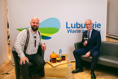 W Sali Kolumnowej Urzędu Marszałkowskiego Województwa Lubuskiego w Zielonej Górze zebrali się miłośnicy lokalnych smaków oraz eksperci kulinarni, aby wspólnie odkrywać, jak tradycje lasu mogą inspirować zdrową i pełnowartościową kuchnią. Spotkanie w ramach Łowieckich Spotkań było okazją do degustacji i rozmów o korzyściach płynących z kuchni tworzonej z natury regionu. Seminarium "Dobrodziejstwa kuchni myśliwskiej" ukazuje wyjątkowe spotkanie, które odbyło się z okazji Europejskiego Dnia Zdrowego Jedzenia i Gotowania.