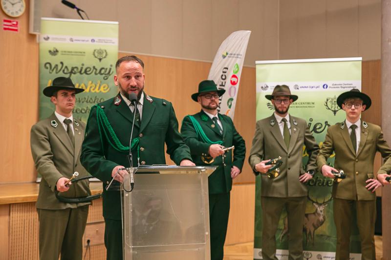 W Sali Kolumnowej Urzędu Marszałkowskiego Województwa Lubuskiego w Zielonej Górze zebrali się miłośnicy lokalnych smaków oraz eksperci kulinarni, aby wspólnie odkrywać, jak tradycje lasu mogą inspirować zdrową i pełnowartościową kuchnią. Spotkanie w ramach Łowieckich Spotkań było okazją do degustacji i rozmów o korzyściach płynących z kuchni tworzonej z natury regionu. Seminarium "Dobrodziejstwa kuchni myśliwskiej" ukazuje wyjątkowe spotkanie, które odbyło się z okazji Europejskiego Dnia Zdrowego Jedzenia i Gotowania.