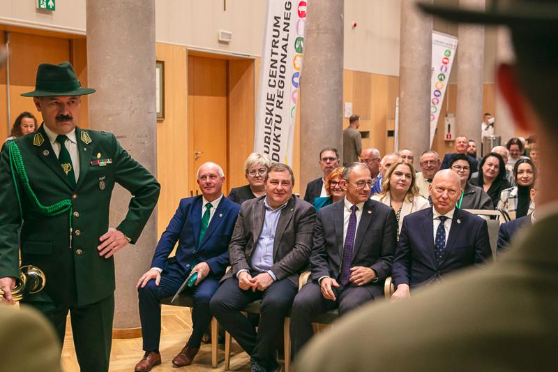 W Sali Kolumnowej Urzędu Marszałkowskiego Województwa Lubuskiego w Zielonej Górze zebrali się miłośnicy lokalnych smaków oraz eksperci kulinarni, aby wspólnie odkrywać, jak tradycje lasu mogą inspirować zdrową i pełnowartościową kuchnią. Spotkanie w ramach Łowieckich Spotkań było okazją do degustacji i rozmów o korzyściach płynących z kuchni tworzonej z natury regionu. Seminarium "Dobrodziejstwa kuchni myśliwskiej" ukazuje wyjątkowe spotkanie, które odbyło się z okazji Europejskiego Dnia Zdrowego Jedzenia i Gotowania.
