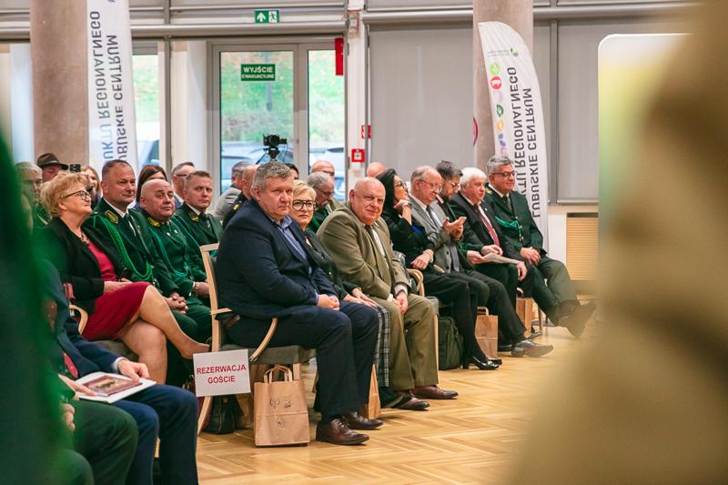 W Sali Kolumnowej Urzędu Marszałkowskiego Województwa Lubuskiego w Zielonej Górze zebrali się miłośnicy lokalnych smaków oraz eksperci kulinarni, aby wspólnie odkrywać, jak tradycje lasu mogą inspirować zdrową i pełnowartościową kuchnią. Spotkanie w ramach Łowieckich Spotkań było okazją do degustacji i rozmów o korzyściach płynących z kuchni tworzonej z natury regionu. Seminarium "Dobrodziejstwa kuchni myśliwskiej" ukazuje wyjątkowe spotkanie, które odbyło się z okazji Europejskiego Dnia Zdrowego Jedzenia i Gotowania.