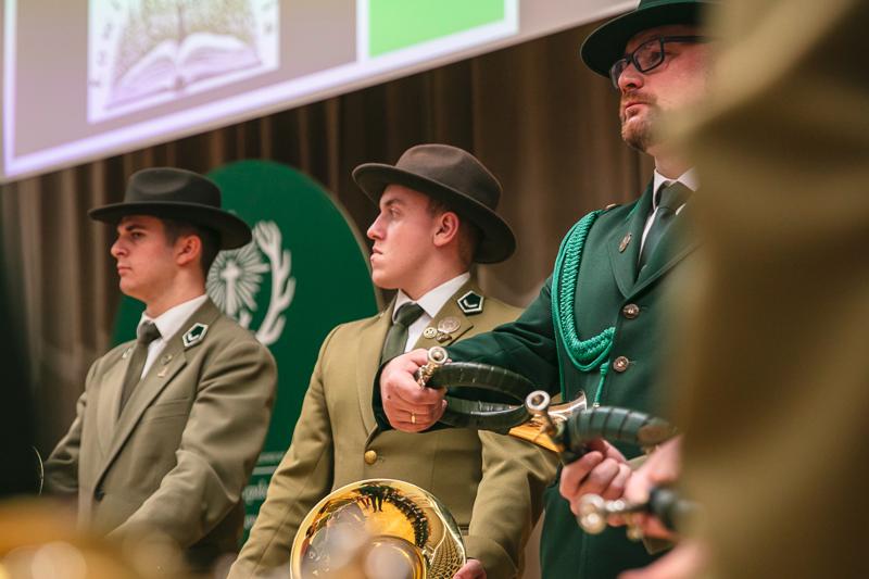 W Sali Kolumnowej Urzędu Marszałkowskiego Województwa Lubuskiego w Zielonej Górze zebrali się miłośnicy lokalnych smaków oraz eksperci kulinarni, aby wspólnie odkrywać, jak tradycje lasu mogą inspirować zdrową i pełnowartościową kuchnią. Spotkanie w ramach Łowieckich Spotkań było okazją do degustacji i rozmów o korzyściach płynących z kuchni tworzonej z natury regionu. Seminarium "Dobrodziejstwa kuchni myśliwskiej" ukazuje wyjątkowe spotkanie, które odbyło się z okazji Europejskiego Dnia Zdrowego Jedzenia i Gotowania.