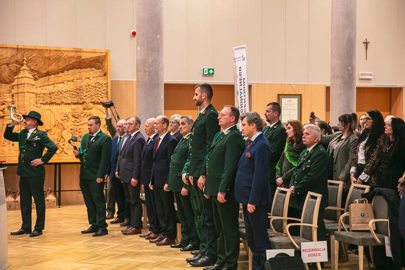 W Sali Kolumnowej Urzędu Marszałkowskiego Województwa Lubuskiego w Zielonej Górze zebrali się miłośnicy lokalnych smaków oraz eksperci kulinarni, aby wspólnie odkrywać, jak tradycje lasu mogą inspirować zdrową i pełnowartościową kuchnią. Spotkanie w ramach Łowieckich Spotkań było okazją do degustacji i rozmów o korzyściach płynących z kuchni tworzonej z natury regionu. Seminarium "Dobrodziejstwa kuchni myśliwskiej" ukazuje wyjątkowe spotkanie, które odbyło się z okazji Europejskiego Dnia Zdrowego Jedzenia i Gotowania.