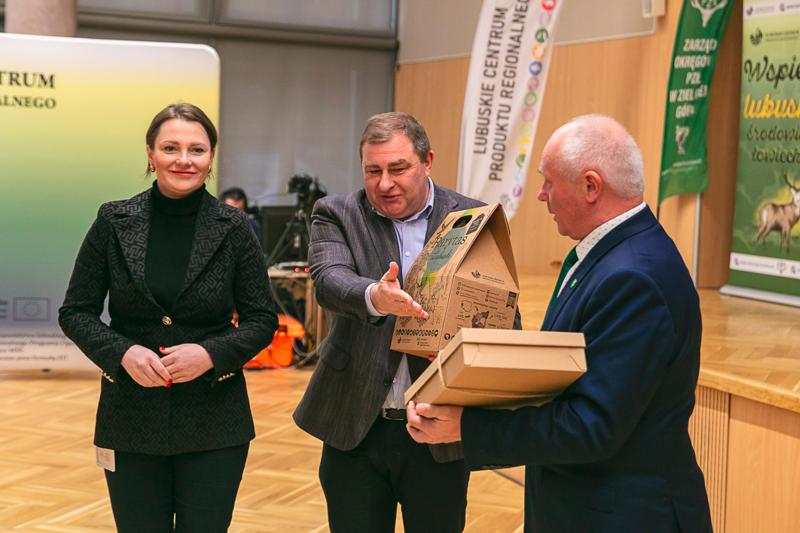 W Sali Kolumnowej Urzędu Marszałkowskiego Województwa Lubuskiego w Zielonej Górze zebrali się miłośnicy lokalnych smaków oraz eksperci kulinarni, aby wspólnie odkrywać, jak tradycje lasu mogą inspirować zdrową i pełnowartościową kuchnią. Spotkanie w ramach Łowieckich Spotkań było okazją do degustacji i rozmów o korzyściach płynących z kuchni tworzonej z natury regionu. Seminarium "Dobrodziejstwa kuchni myśliwskiej" ukazuje wyjątkowe spotkanie, które odbyło się z okazji Europejskiego Dnia Zdrowego Jedzenia i Gotowania.