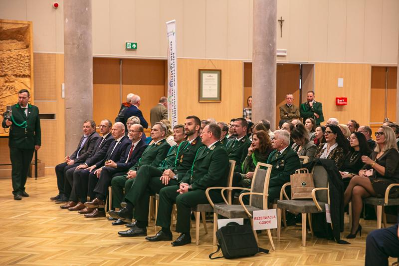 W Sali Kolumnowej Urzędu Marszałkowskiego Województwa Lubuskiego w Zielonej Górze zebrali się miłośnicy lokalnych smaków oraz eksperci kulinarni, aby wspólnie odkrywać, jak tradycje lasu mogą inspirować zdrową i pełnowartościową kuchnią. Spotkanie w ramach Łowieckich Spotkań było okazją do degustacji i rozmów o korzyściach płynących z kuchni tworzonej z natury regionu. Seminarium "Dobrodziejstwa kuchni myśliwskiej" ukazuje wyjątkowe spotkanie, które odbyło się z okazji Europejskiego Dnia Zdrowego Jedzenia i Gotowania.
