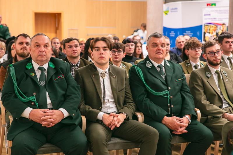 W Sali Kolumnowej Urzędu Marszałkowskiego Województwa Lubuskiego w Zielonej Górze zebrali się miłośnicy lokalnych smaków oraz eksperci kulinarni, aby wspólnie odkrywać, jak tradycje lasu mogą inspirować zdrową i pełnowartościową kuchnią. Spotkanie w ramach Łowieckich Spotkań było okazją do degustacji i rozmów o korzyściach płynących z kuchni tworzonej z natury regionu. Seminarium "Dobrodziejstwa kuchni myśliwskiej" ukazuje wyjątkowe spotkanie, które odbyło się z okazji Europejskiego Dnia Zdrowego Jedzenia i Gotowania.