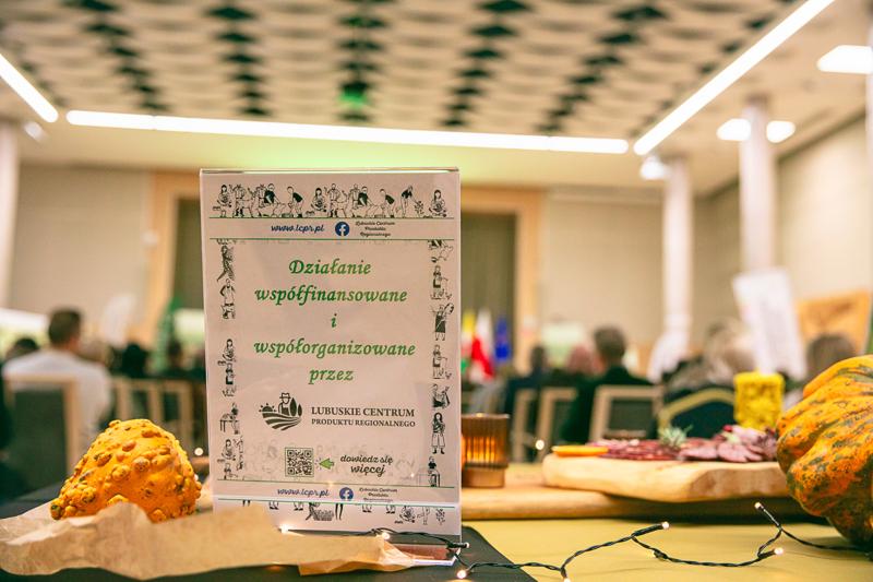 W Sali Kolumnowej Urzędu Marszałkowskiego Województwa Lubuskiego w Zielonej Górze zebrali się miłośnicy lokalnych smaków oraz eksperci kulinarni, aby wspólnie odkrywać, jak tradycje lasu mogą inspirować zdrową i pełnowartościową kuchnią. Spotkanie w ramach Łowieckich Spotkań było okazją do degustacji i rozmów o korzyściach płynących z kuchni tworzonej z natury regionu. Seminarium "Dobrodziejstwa kuchni myśliwskiej" ukazuje wyjątkowe spotkanie, które odbyło się z okazji Europejskiego Dnia Zdrowego Jedzenia i Gotowania.