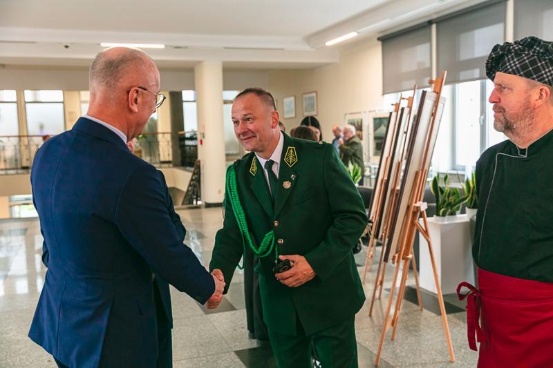 W Sali Kolumnowej Urzędu Marszałkowskiego Województwa Lubuskiego w Zielonej Górze zebrali się miłośnicy lokalnych smaków oraz eksperci kulinarni, aby wspólnie odkrywać, jak tradycje lasu mogą inspirować zdrową i pełnowartościową kuchnią. Spotkanie w ramach Łowieckich Spotkań było okazją do degustacji i rozmów o korzyściach płynących z kuchni tworzonej z natury regionu. Seminarium "Dobrodziejstwa kuchni myśliwskiej" ukazuje wyjątkowe spotkanie, które odbyło się z okazji Europejskiego Dnia Zdrowego Jedzenia i Gotowania.